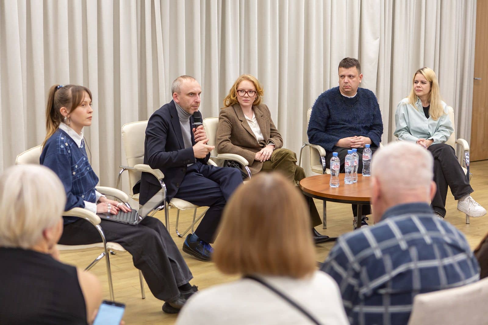 Okko приглашает участников проекта «Московское долголетие» в киноклуб!